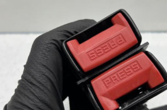 Attache ceinture arriere droit RENAULT CLIO 2