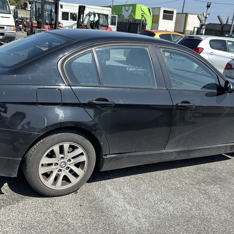 BMW SERIE 3 E90 PHASE 1 318d 2.0D - 16V TURBO Photo n°9