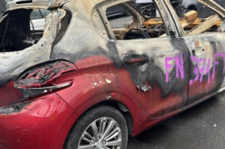Pare boue arriere gauche PEUGEOT 208 1