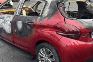 Pare boue arriere gauche PEUGEOT 208 1
