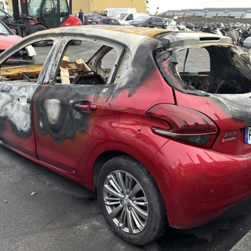 Pare boue arriere gauche PEUGEOT 208 1 Photo n°8