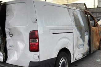 Pare boue arriere gauche OPEL VIVARO 3