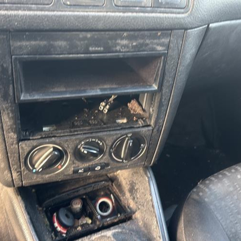 Vitre arriere droit VOLKSWAGEN GOLF 4 Photo n°20