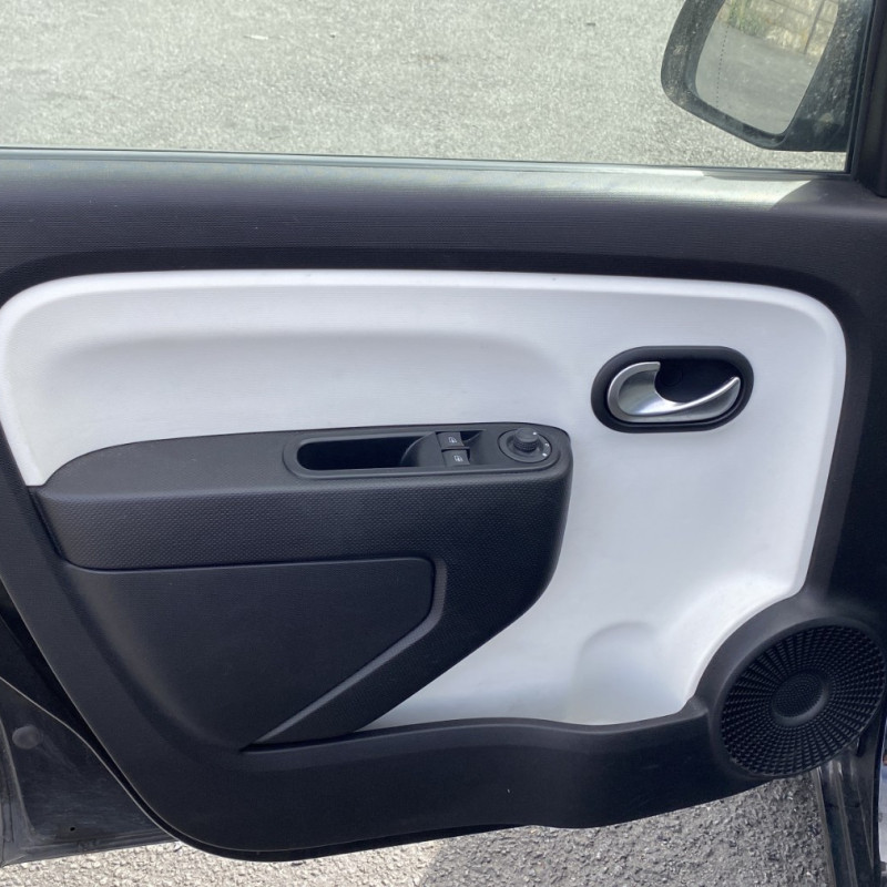 RENAULT TWINGO 3 PHASE 1 1.0i - 12V SCE 75 Photo n°9