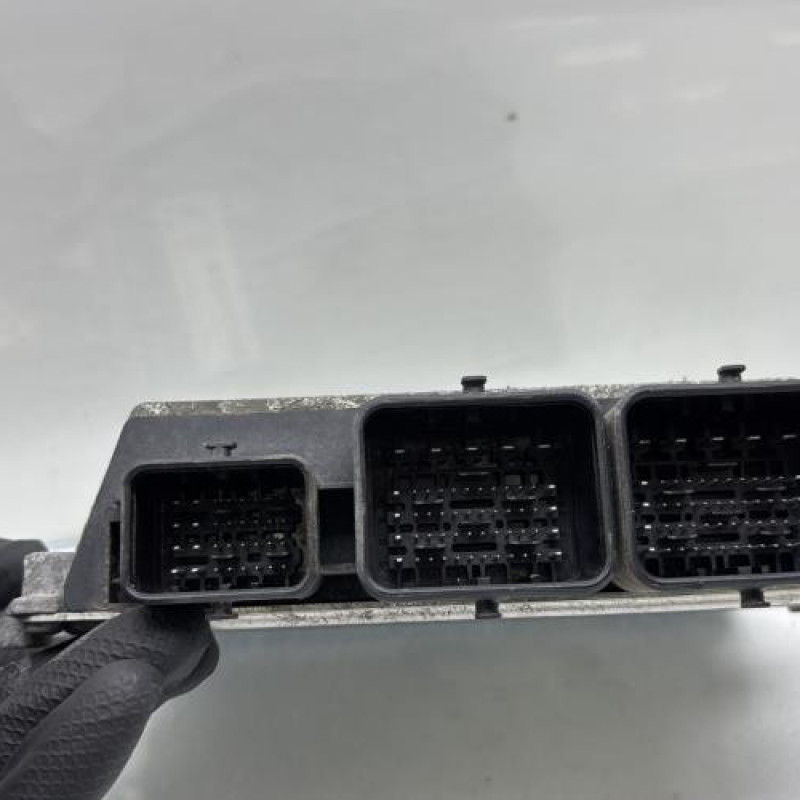 Calculateur moteur PEUGEOT 208 1 Photo n°2