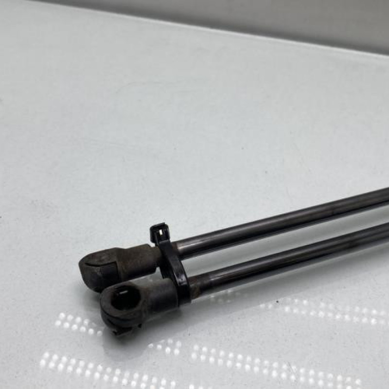 Verin de coffre TOYOTA YARIS 2 Photo n°4