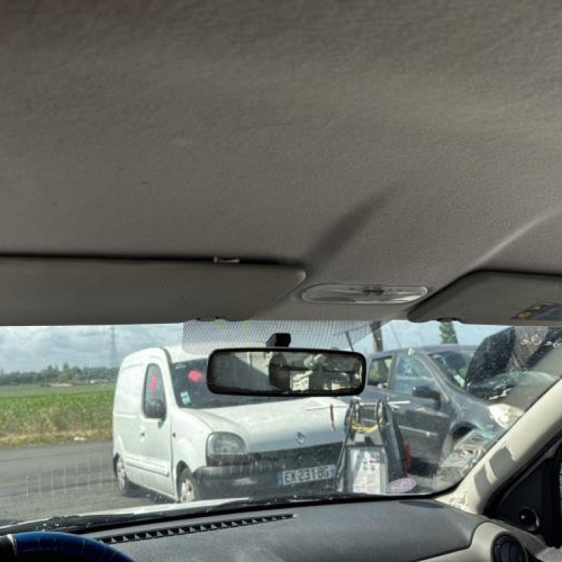 Pare boue avant droit DACIA SANDERO 1 Photo n°18