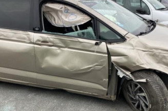Vitre avant gauche VOLKSWAGEN TOURAN 3