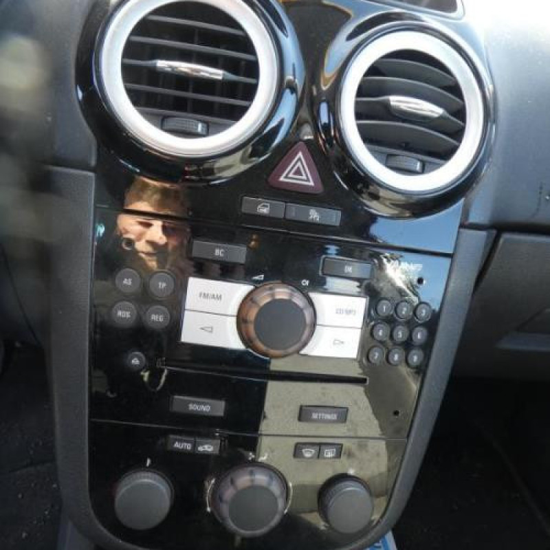 Feu arriere principal gauche (feux) OPEL CORSA D Photo n°9