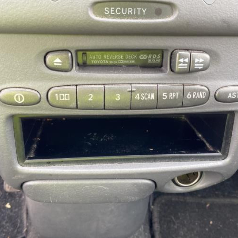 Attache ceinture avant droit TOYOTA YARIS 1 Photo n°18