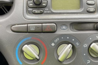 Attache ceinture avant droit TOYOTA YARIS 1