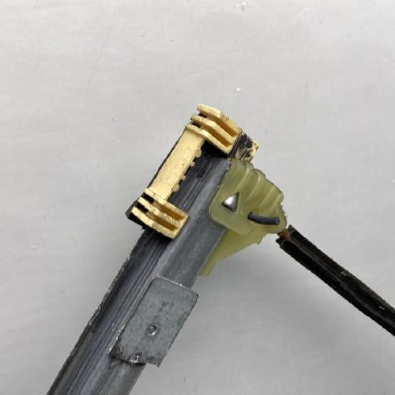 Leve vitre electrique avant gauche RENAULT CLIO 2 CAMPUS Photo n°3