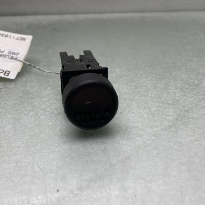 Bouton de warning PEUGEOT 205 Photo n°1