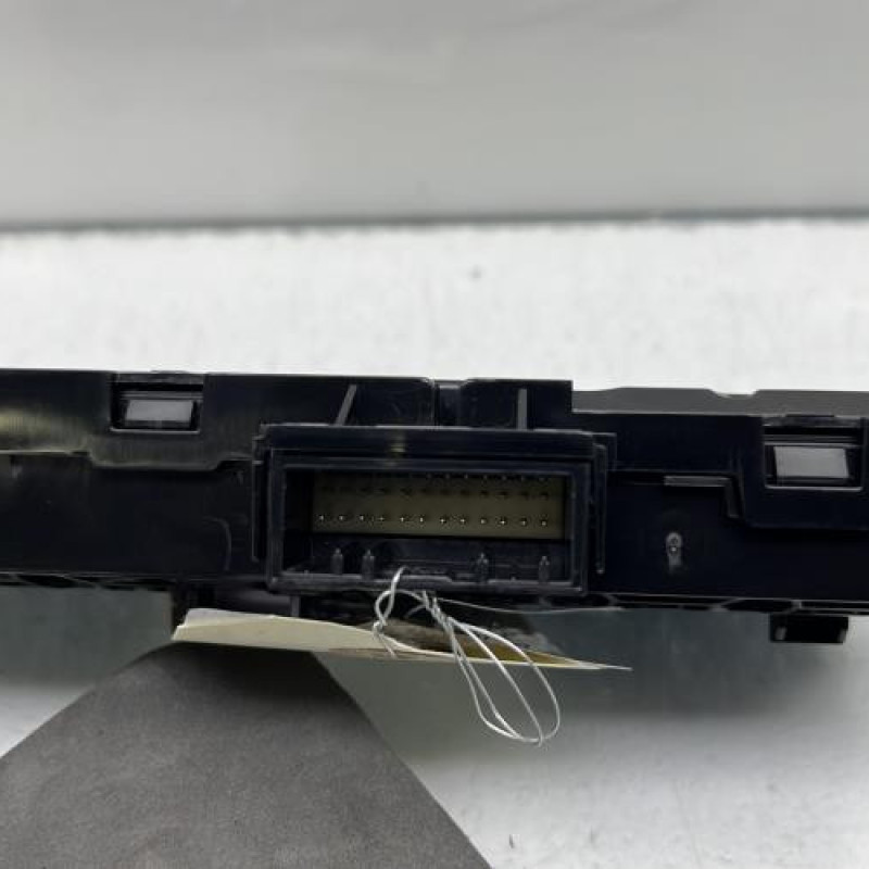 Bouton de warning RENAULT ARKANA Photo n°4