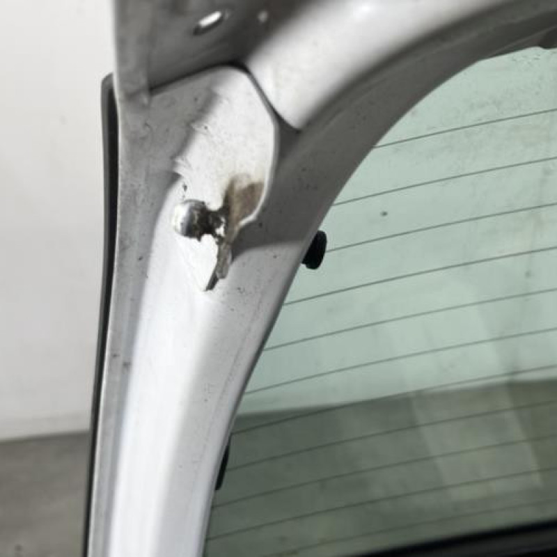Malle/Hayon arriere RENAULT CLIO 2 CAMPUS Photo n°10