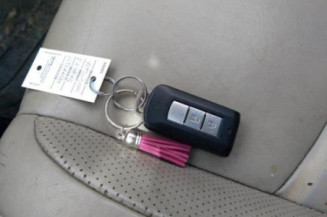 Pare boue avant gauche MITSUBISHI OUTLANDER 2