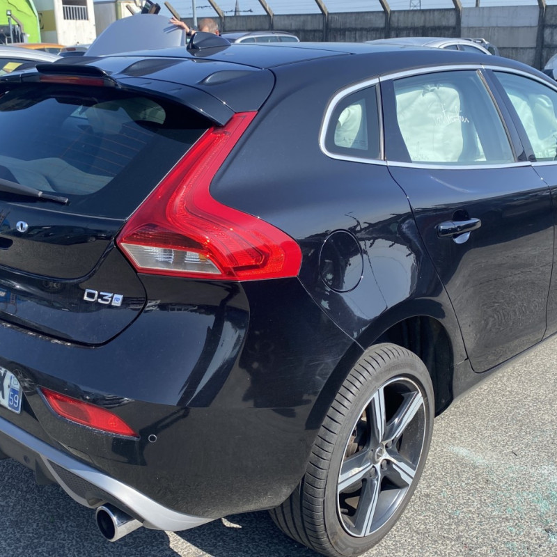 VOLVO V 40 2 PHASE 1 BREAK 2.0D D3 - 16V TURBO Photo n°3
