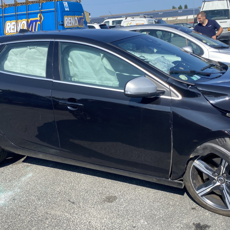 VOLVO V 40 2 PHASE 1 BREAK 2.0D D3 - 16V TURBO Photo n°8