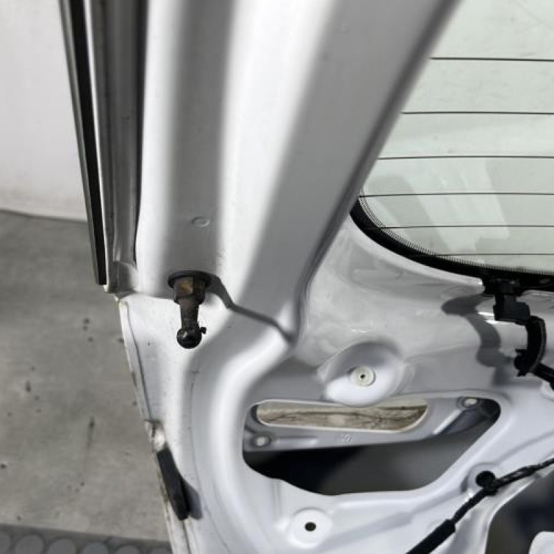 Malle/Hayon arriere HYUNDAI I 20 2 Photo n°7