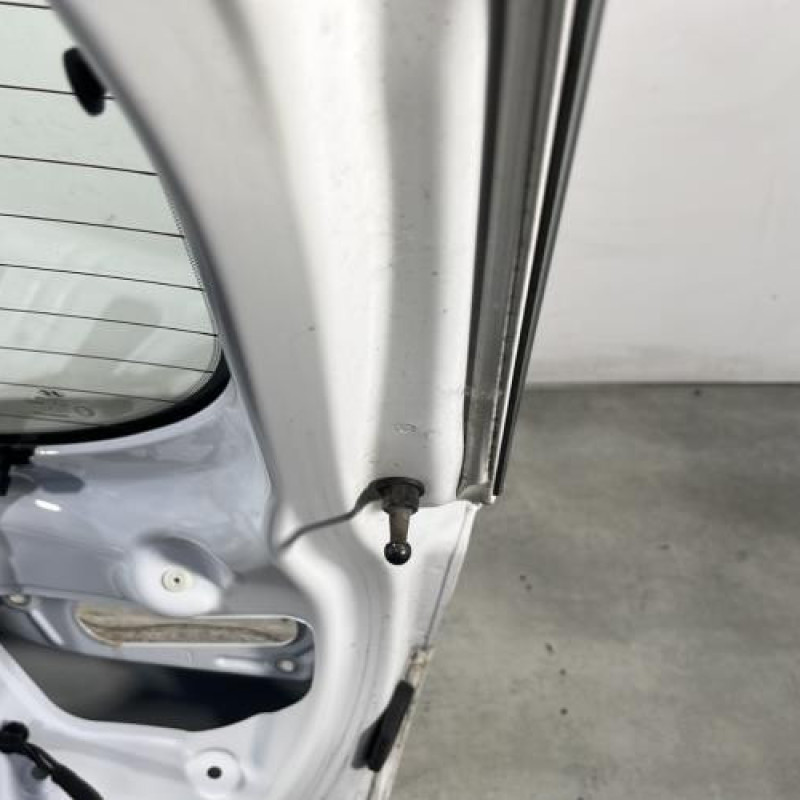Malle/Hayon arriere HYUNDAI I 20 2 Photo n°8