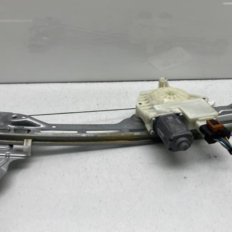 Leve vitre electrique arriere gauche PEUGEOT 308 2 SW Photo n°1