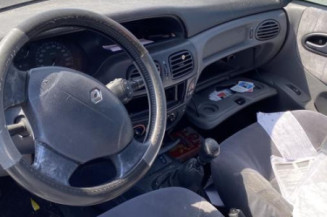 Pare choc avant RENAULT MEGANE 1