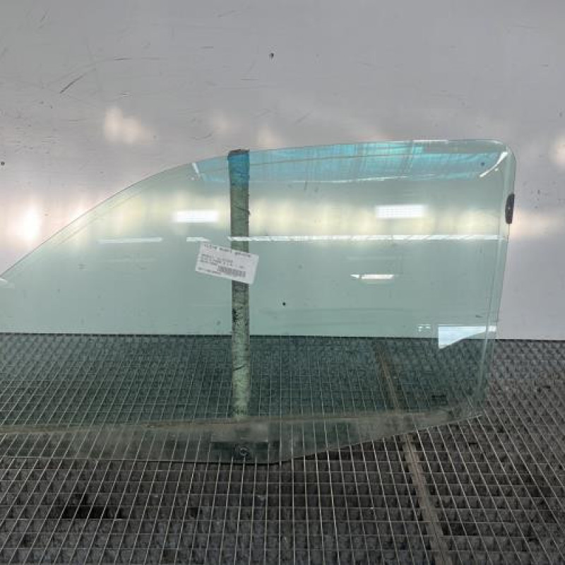 Vitre avant gauche RENAULT CLIO 2 Photo n°1
