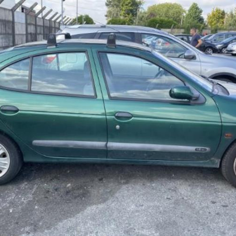 Aile avant gauche RENAULT MEGANE 1 Photo n°14