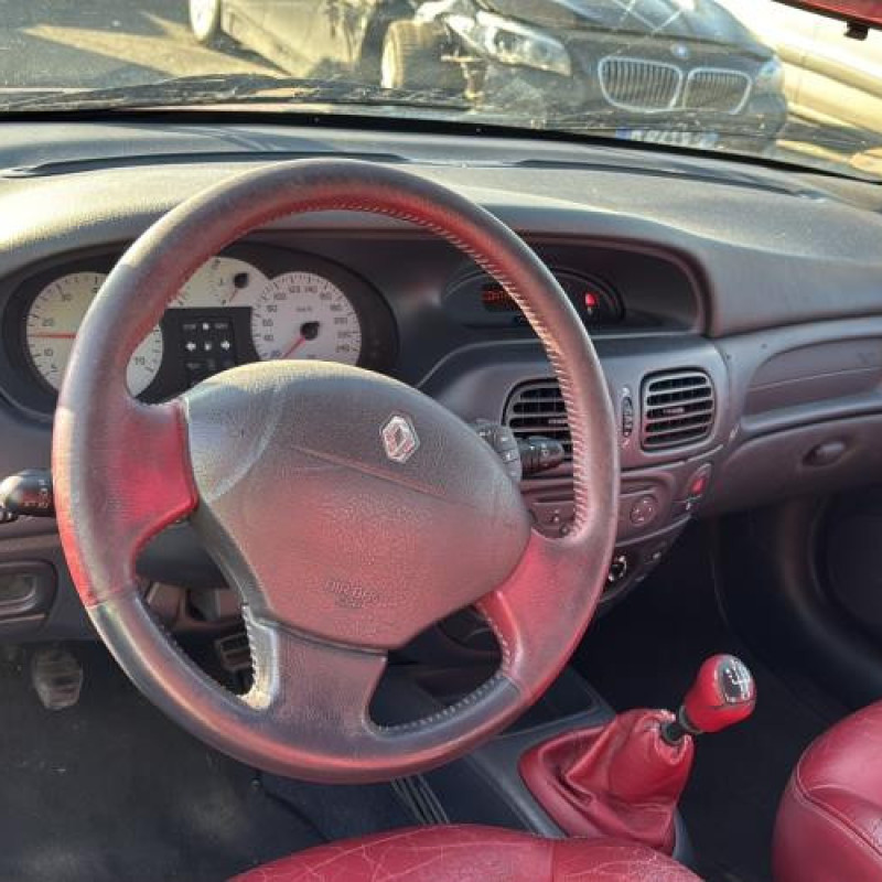 Porte avant droit RENAULT MEGANE 1 Photo n°16