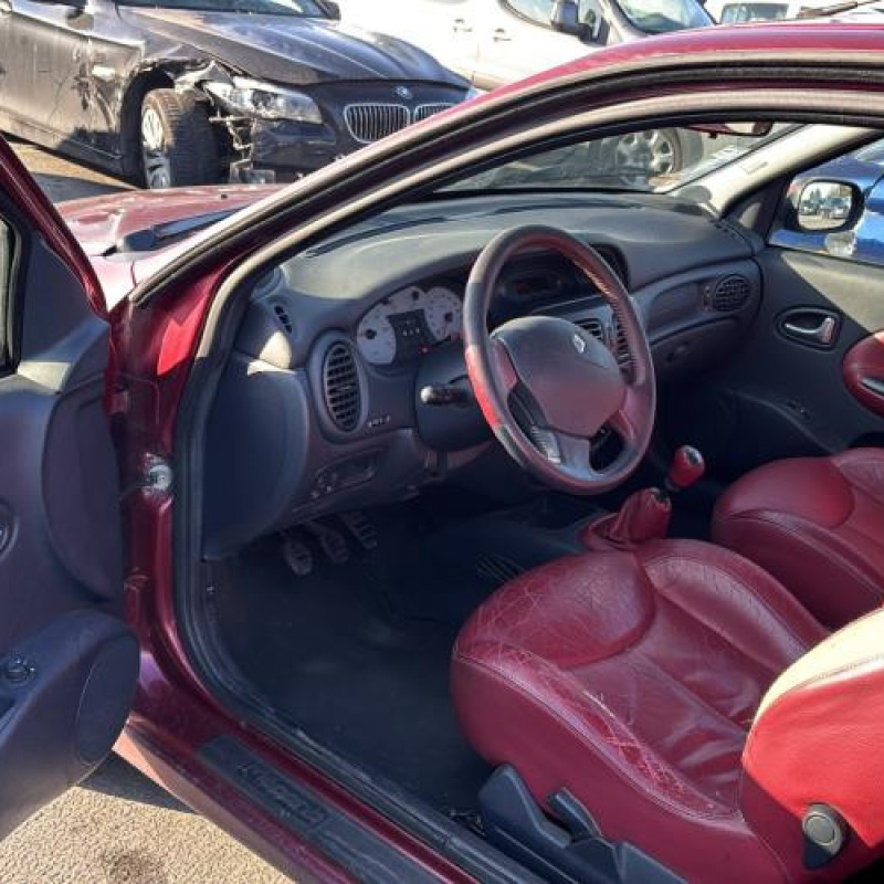 Porte avant droit RENAULT MEGANE 1 Photo n°18