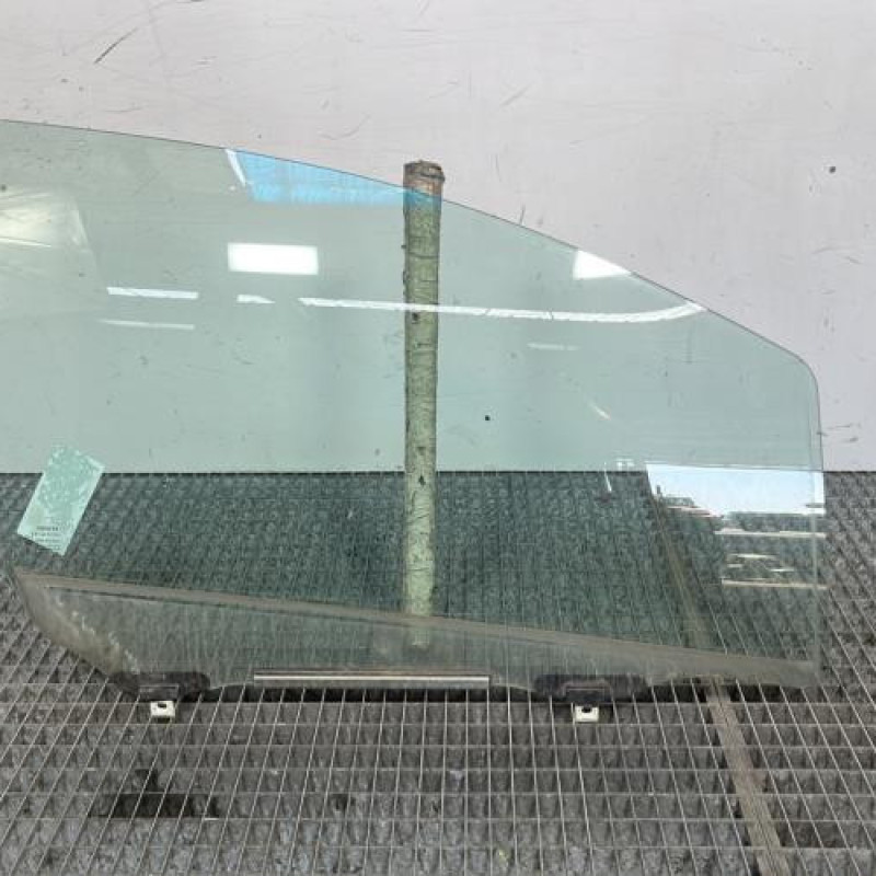 Vitre avant droit TOYOTA YARIS 2 Photo n°1