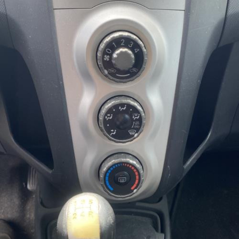 Vitre avant droit TOYOTA YARIS 2 Photo n°13