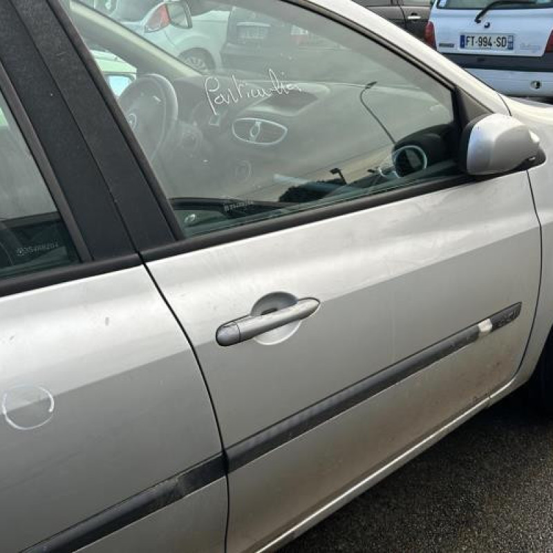 Pare choc avant RENAULT CLIO 3 Photo n°13