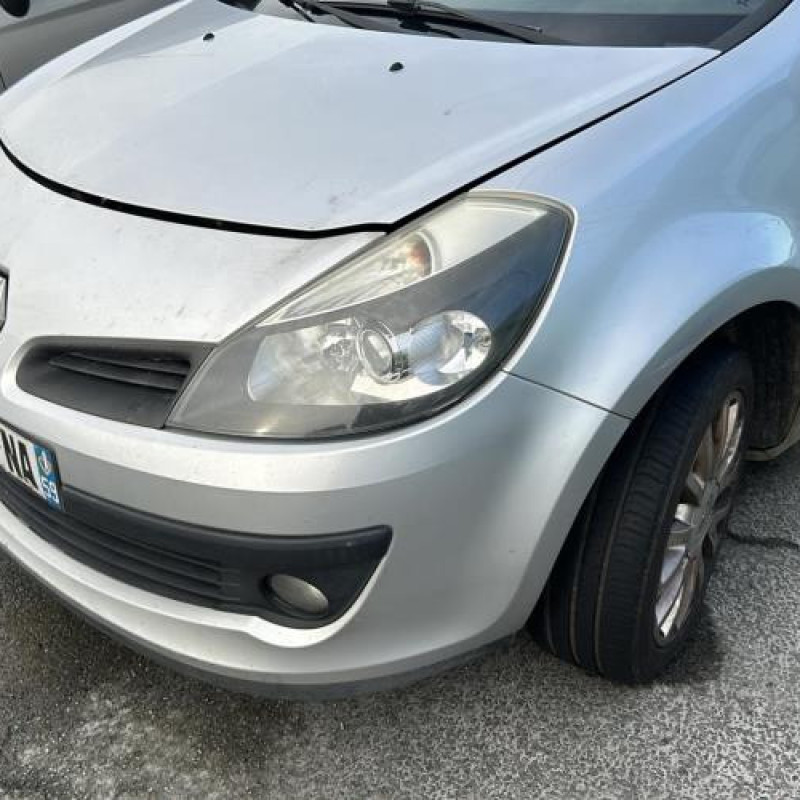 Pare choc avant RENAULT CLIO 3 Photo n°18