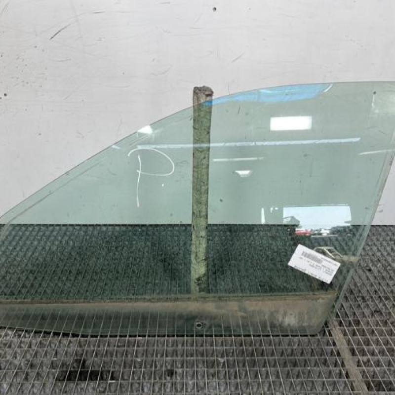 Vitre avant gauche RENAULT MEGANE 1 Photo n°1