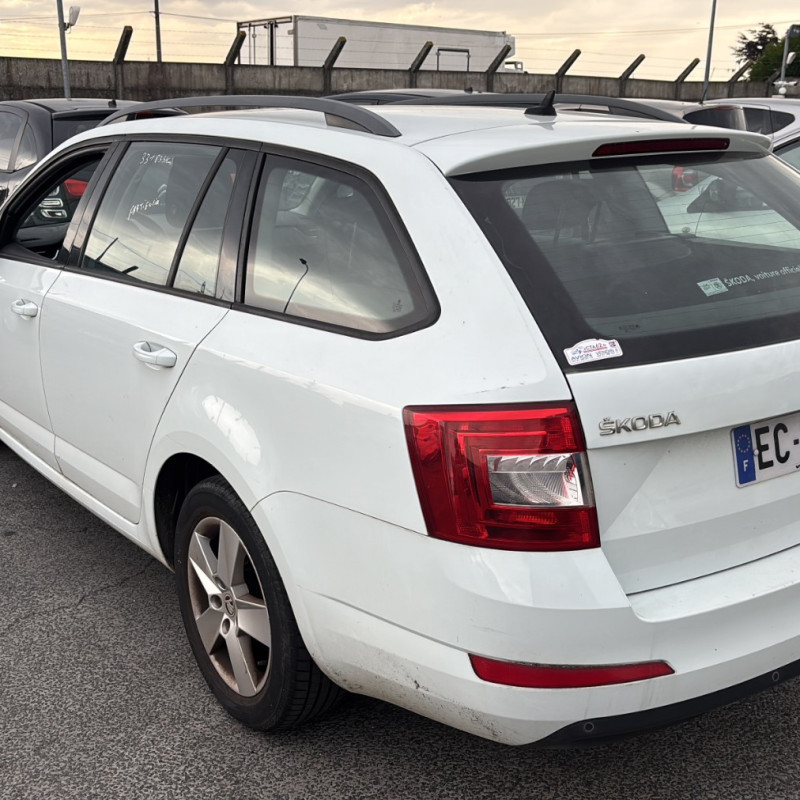 SKODA OCTAVIA 3 PHASE 1 BREAK 1.6 TDI - 16V TURBO Photo n°4