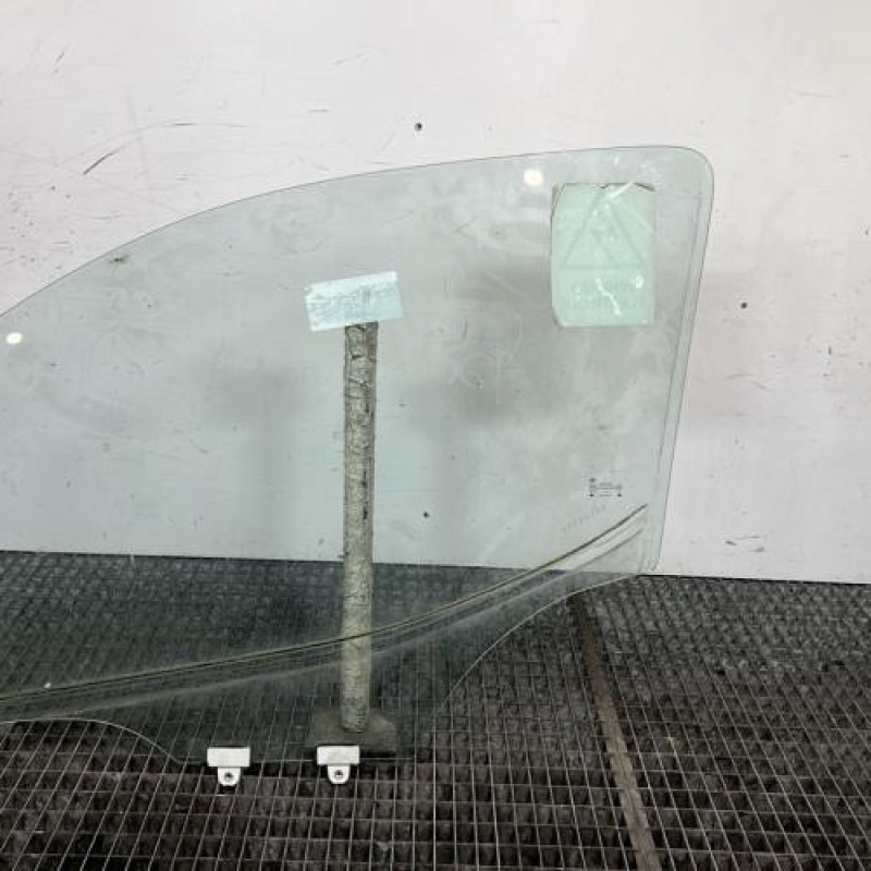 Vitre avant droit NISSAN NV200 Photo n°4