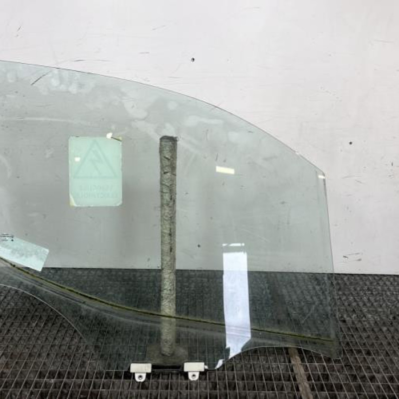 Vitre avant gauche NISSAN NV200 Photo n°4