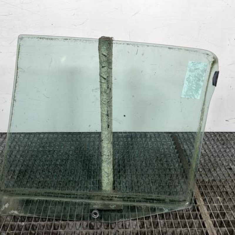 Vitre arriere droit PEUGEOT 106 Photo n°4