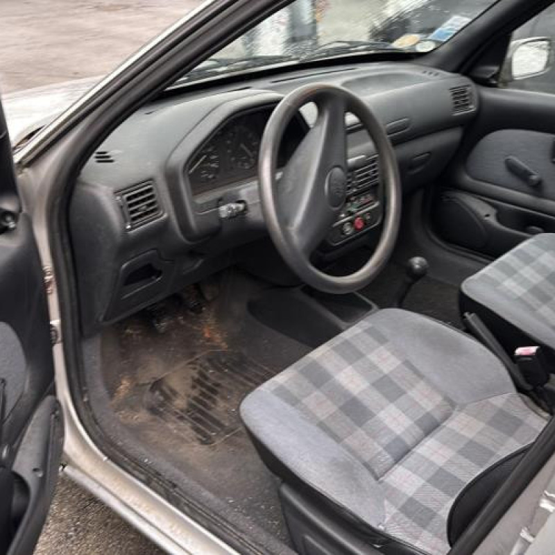Vitre arriere droit PEUGEOT 106 Photo n°13