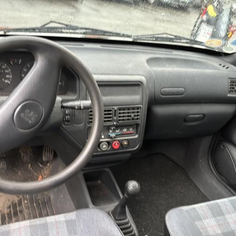 Vitre arriere droit PEUGEOT 106 Photo n°17