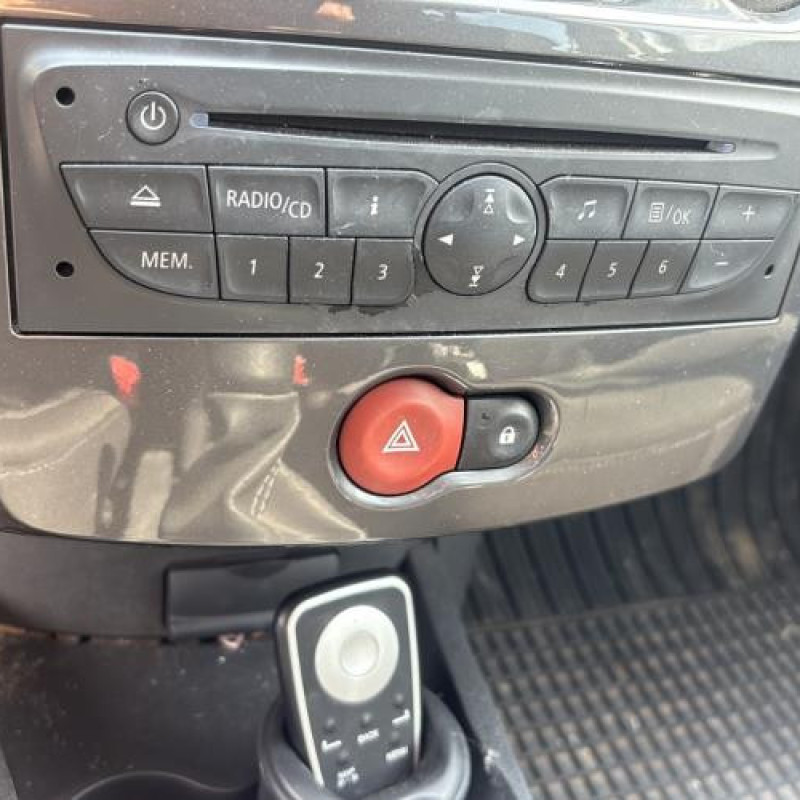 Pare boue avant gauche RENAULT CLIO 3 Photo n°20