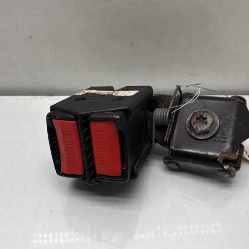 Attache ceinture arriere droit RENAULT CLIO 2 Photo n°1