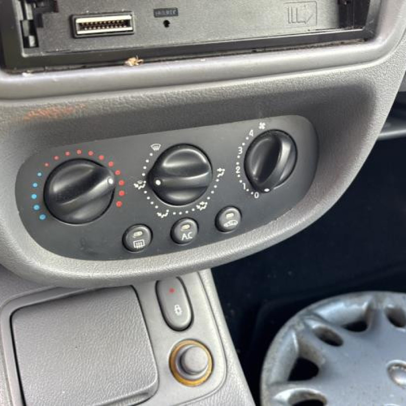 Attache ceinture arriere droit RENAULT CLIO 2 Photo n°18