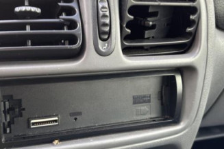 Attache ceinture arriere droit RENAULT CLIO 2