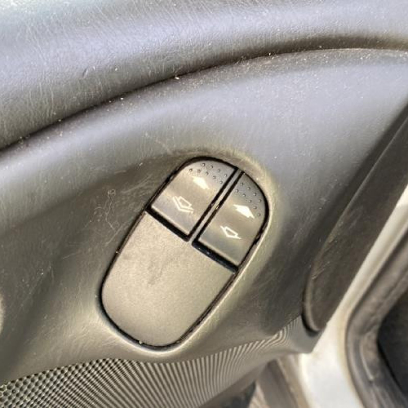 Poignee porte arriere gauche FORD FOCUS 1 Photo n°13