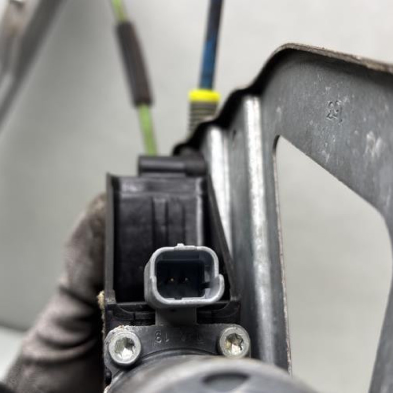Leve vitre electrique avant droit PEUGEOT 208 1 Photo n°8