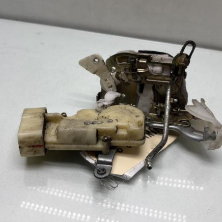 Serrure avant droit TOYOTA YARIS 1