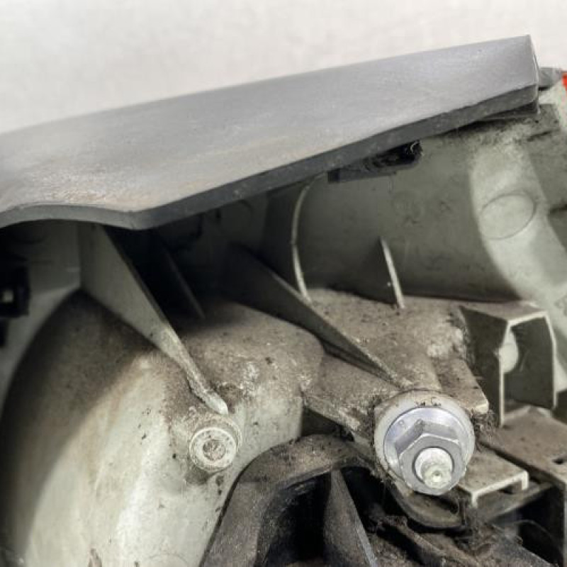 Feu arriere principal gauche (feux) VOLKSWAGEN GOLF 5 Photo n°3