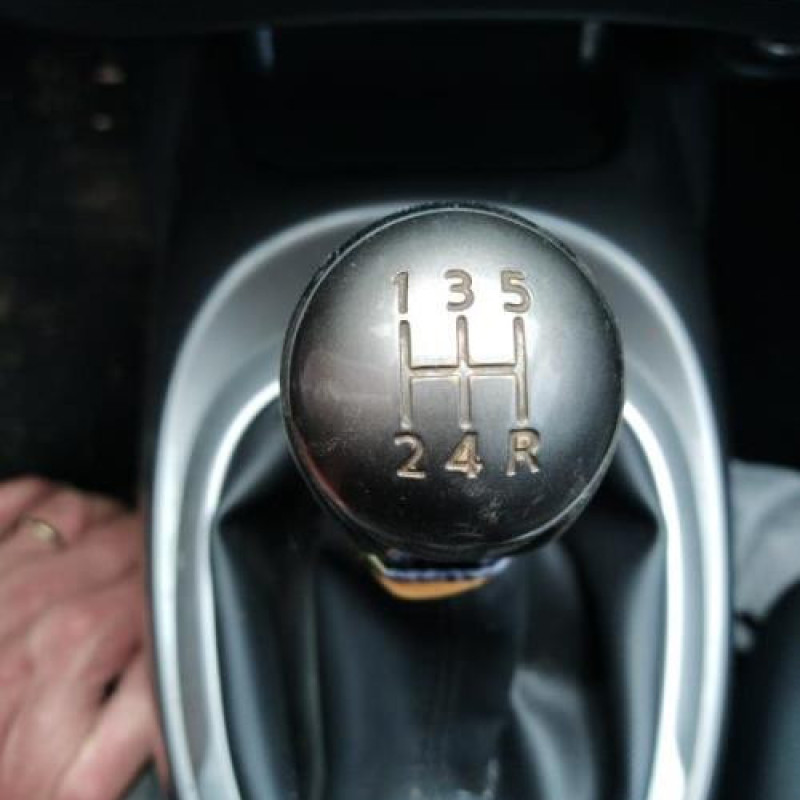 Attache ceinture avant gauche NISSAN JUKE 1 Photo n°20